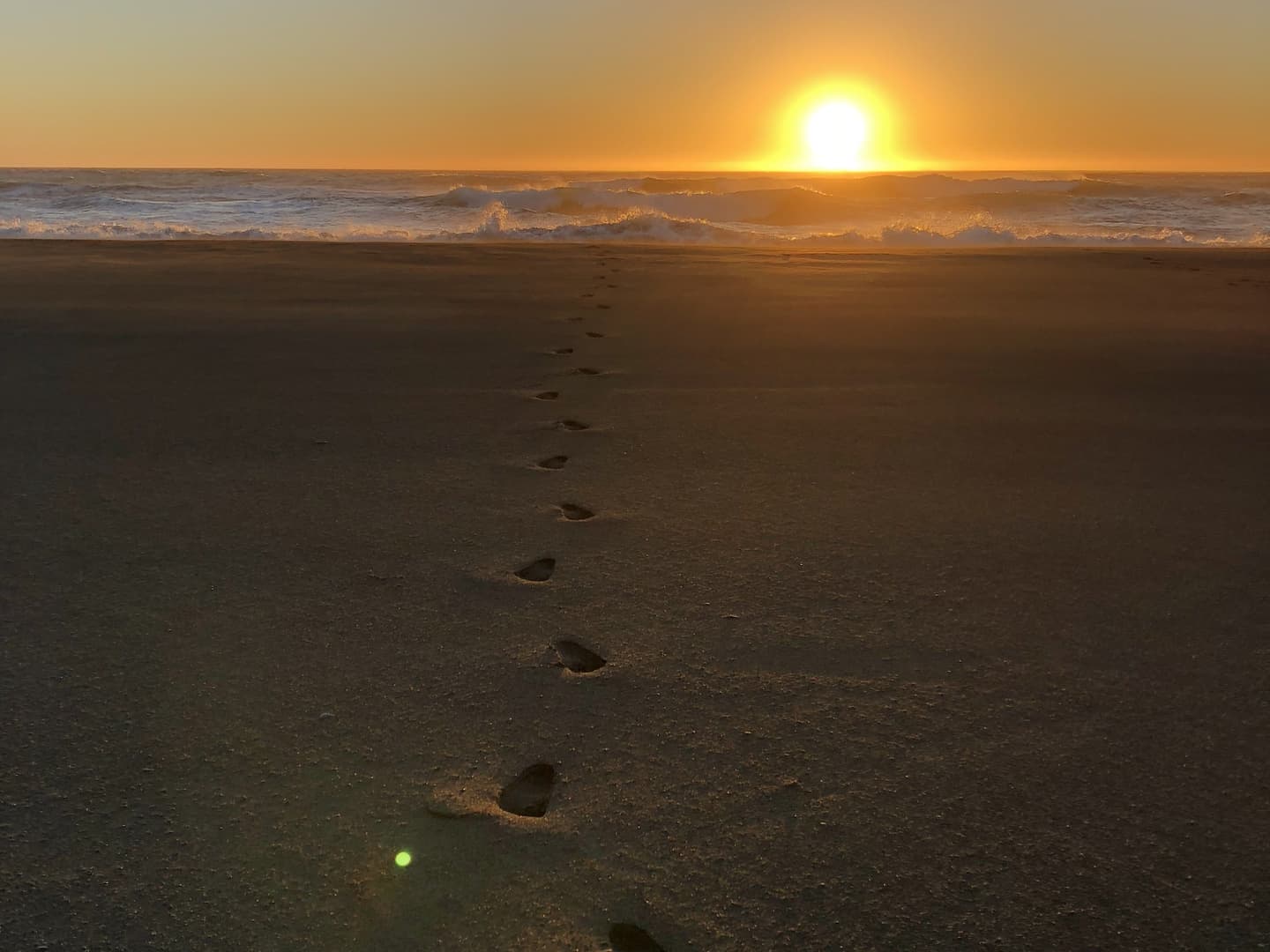 夕暮れの砂浜と足跡